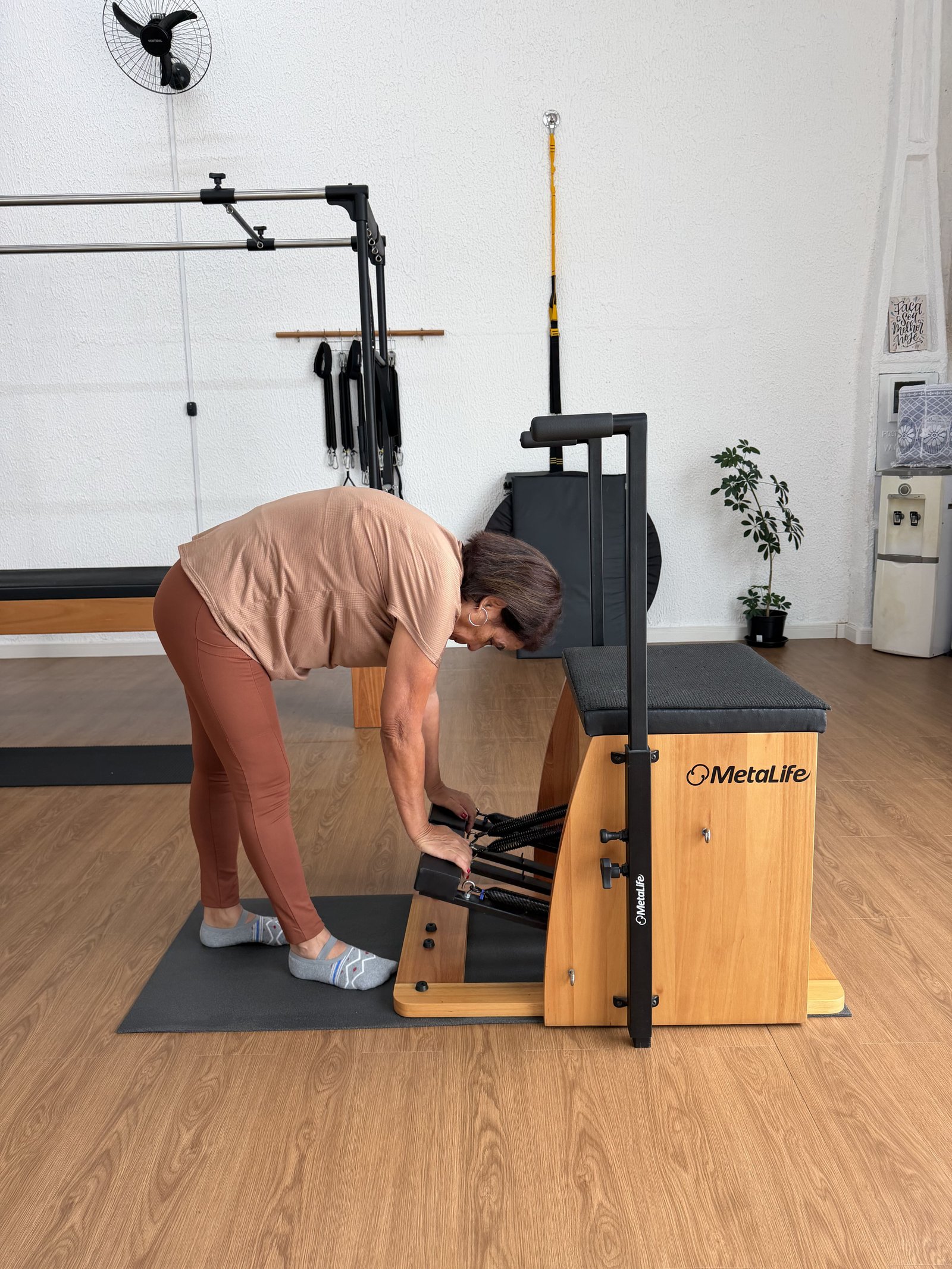 Visão ampla do estúdio New Life Pilates com aparelhos e ambiente iluminado