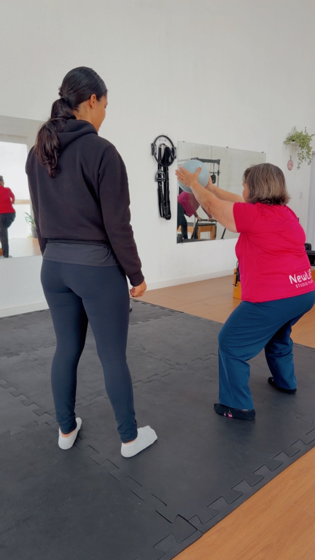 Espaço organizado com aparelhos de pilates